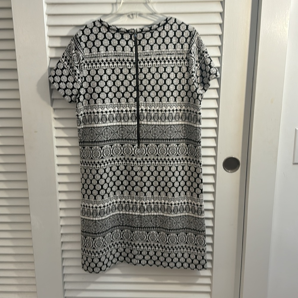 EUC Loft Cream & Black Batik Shift Dress - Medium - Picture 4 of 5